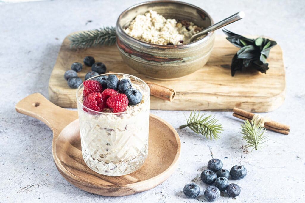 christmassy overnight oats with berries and cinnamon