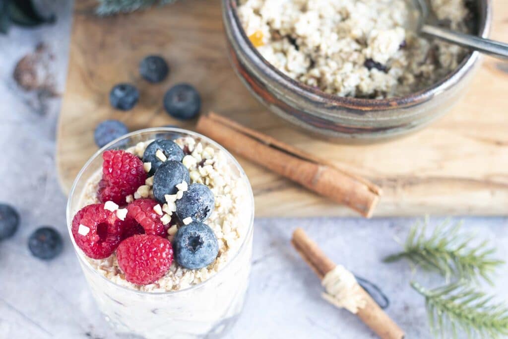 christmassy overnight oats with berries and cinnamon