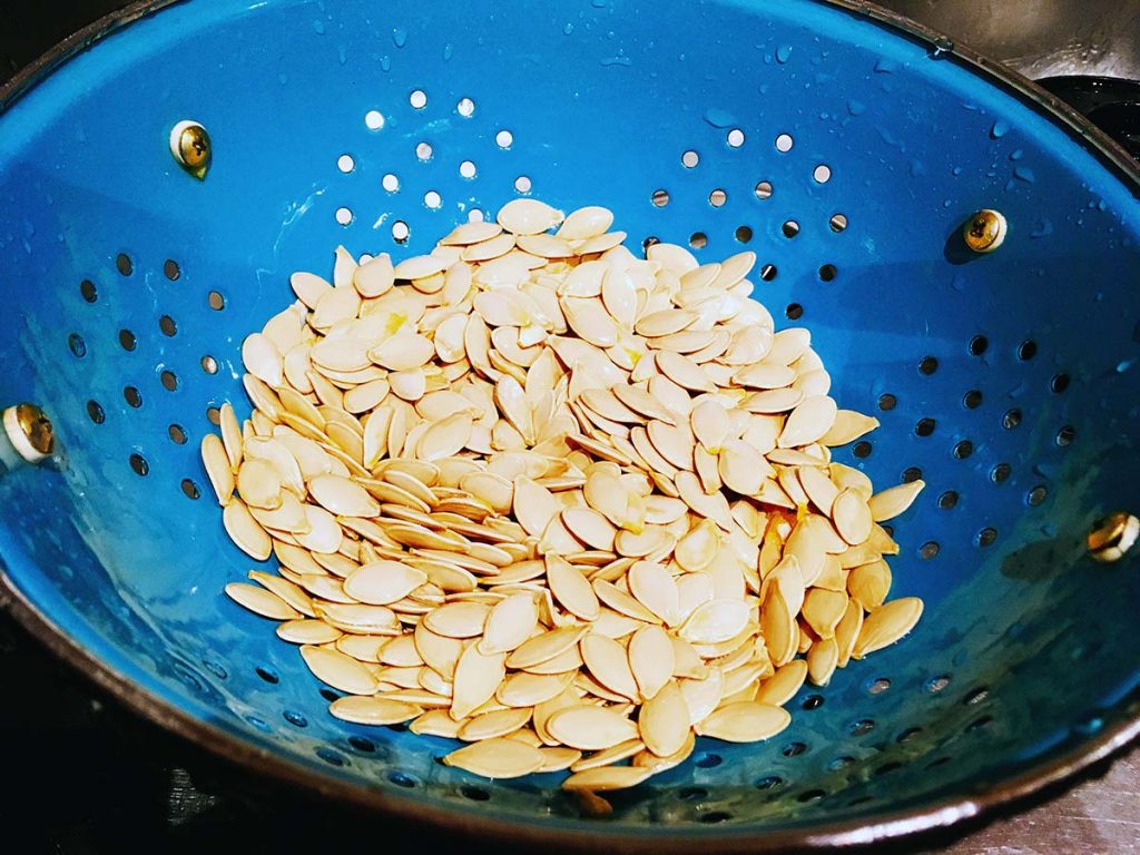 easy oven roasted pumpkin seeds recipe by Sneaky Veg