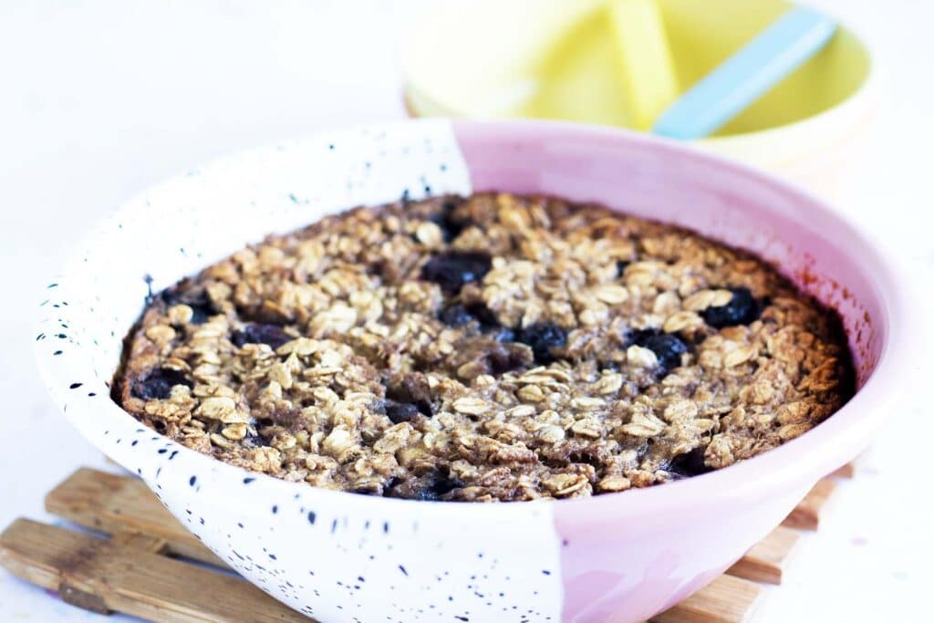 blueberry baked oats in pink and white bowl