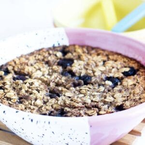 close up of blueberry baked oats in pink and white bowl